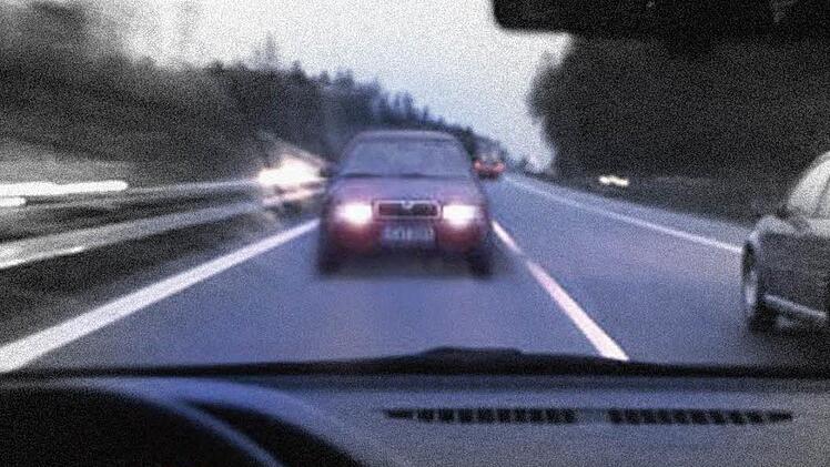 Die Verkehrspolizeiinspektion Coburg sucht Zeugen zu einem Falschfahrer auf der A73 am vergangenen Freitagabend. Foto: Bildmontage, Symbolbild aus dem Archiv.