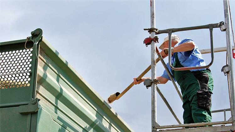 Mitgesellschafter Manfred Hofmann nimmt aus jeder Ladung eine Probe zur späteren Ermittlung des Trockenmassegehalts. Foto: Sigismund von Dobschütz