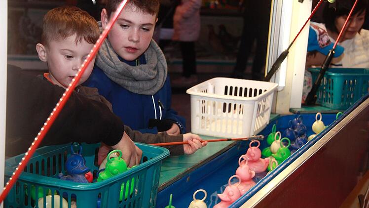 Die Glücksbuden gehören wie bei jeder g'scheiten Kerwa einfach dazu.