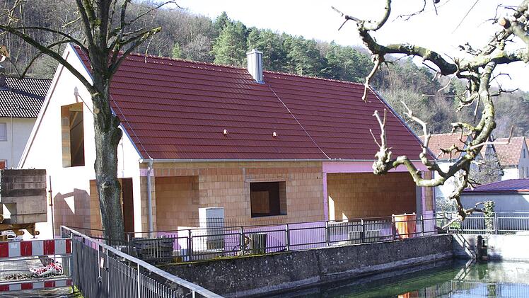 Ein schmuckes Gemeinschaftshaus entsteht derzeit in Engenthal, das voraussichtlich im August fertiggestellt ist.  Foto: Winfried Ehling