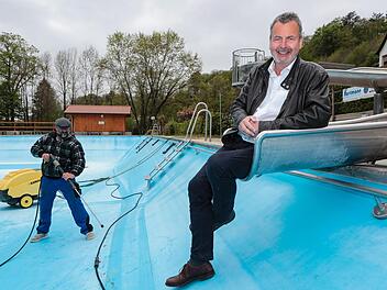 Blicken trotz aller Schwierigkeiten optimistisch in die Zukunft des Gräfenberger Bades: Bürgermeister Jürgen Nekolla (rechts) und Bademeister Peter Kraus.  Fotos: Matthias Hoch