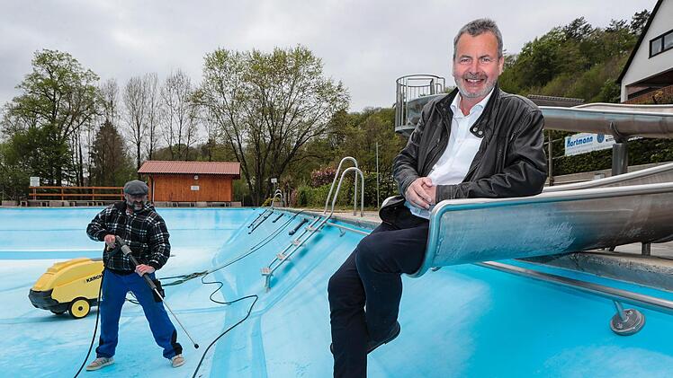 Blicken trotz aller Schwierigkeiten optimistisch in die Zukunft des Gräfenberger Bades: Bürgermeister Jürgen Nekolla (rechts) und Bademeister Peter Kraus.  Fotos: Matthias Hoch