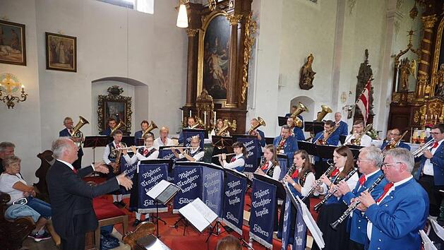 Die Trachtenkapelle Hilders beeindruckte in der Klosterkirche am  Kreuzberg mit einem vielfältigen Programm. Foto: Marion Eckert