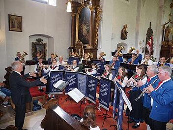 Die Trachtenkapelle Hilders beeindruckte in der Klosterkirche am  Kreuzberg mit einem vielfältigen Programm. Foto: Marion Eckert