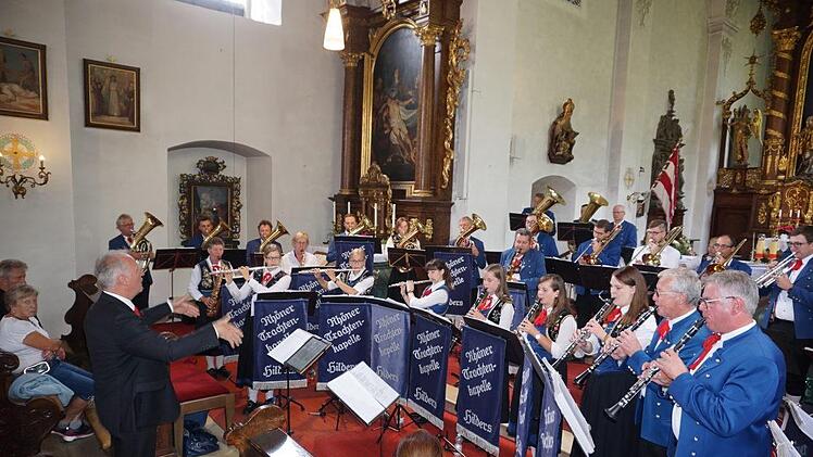 Die Trachtenkapelle Hilders beeindruckte in der Klosterkirche am  Kreuzberg mit einem vielfältigen Programm. Foto: Marion Eckert