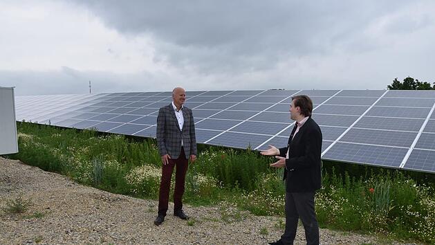 Knetzgaus B&uuml;rgermeister Stefan Paulus (links) und S&uuml;dwerk-Gesch&auml;ftsf&uuml;hrer Manuel Zeller Bosse packen die Energiewende vor Ort an: Eine Photovoltaikanlage wurde offiziell bei Knetzgau er&ouml;ffnet. Foto: Christiane Reuther