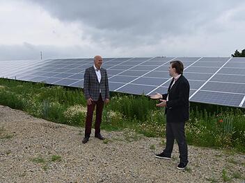 Knetzgaus Bürgermeister Stefan Paulus (links) und Südwerk-Geschäftsführer Manuel Zeller Bosse packen die Energiewende vor Ort an: Eine Photovoltaikanlage wurde offiziell bei Knetzgau eröffnet. Foto: Christiane Reuther