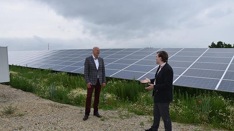 Knetzgaus Bürgermeister Stefan Paulus (links) und Südwerk-Geschäftsführer Manuel Zeller Bosse packen die Energiewende vor Ort an: Eine Photovoltaikanlage wurde offiziell bei Knetzgau eröffnet. Foto: Christiane Reuther