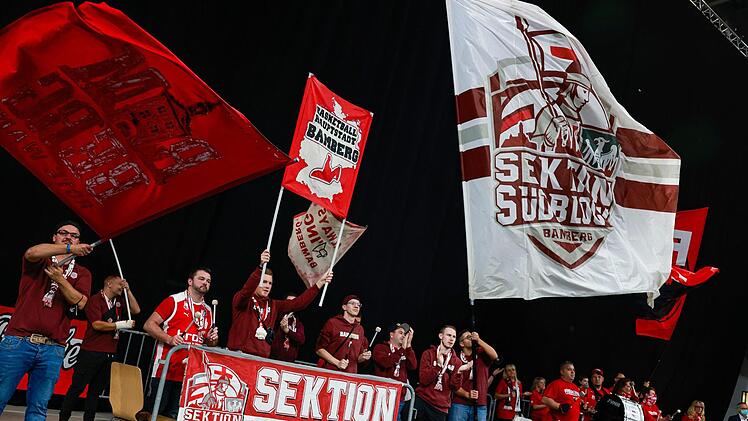 Die Fanclub-Mitglieder heizten, wenn auch in geringerer Zahl als gewohnt,  die Stimmung an.