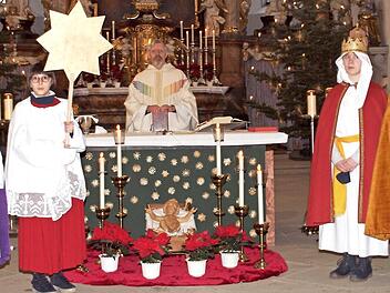 Die Sternsinger Marlene Lachner, Lotta Krappmann, Marie und Antonia Schopf (vorne von links) trugen in Anwesenheit von Stadtpfarrer Roland Neher den Segensspruch vor.  Foto: Alfred Thieret
