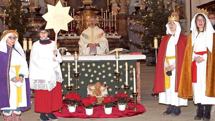 Die Sternsinger Marlene Lachner, Lotta Krappmann, Marie und Antonia Schopf (vorne von links) trugen in Anwesenheit von Stadtpfarrer Roland Neher den Segensspruch vor.  Foto: Alfred Thieret