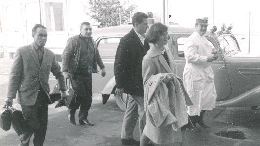 Schnell das Nötigste zusammengepackt und ab in Quarantäne: die Kontaktpersonen Johann Kriegers auf dem Weg in die Berufsschule.