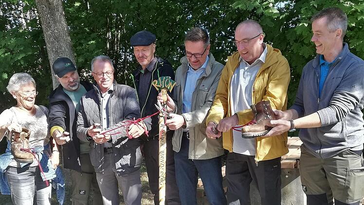 Ehrengäste eröffnen die "Extratour Bad Bocklet": (v. l.) Herta Müller (Heimat-, Wander- und Gartenbauverein Aschach), Wanderwege-Koordinator Alvaro Sanchez, Vize-Landrat Emil Müller, Klaus Spitzl (Naturpark und Biosphärenreservat), Bertram Vogel (...