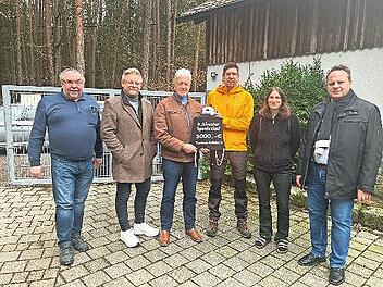 Oberbürgermeister Ingo Lehmann, Tierheimleiterin Angelika Enzmann, Organisator Marc Heller, Tierheimschatzmeister Hans Beyer, Stellvertretender Bürgermeister Frank Wilzok und Tierheimvorsitzender Wolfgang Hain (v. r.) freuen sich über die gelunge...