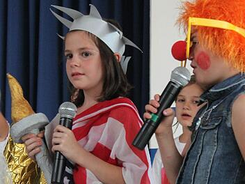 Um die verschiedenen Arten von Tagen ging es beim Schüler-Musical in Röttenbach. Hier der Kolumbustag und der komische Tag.