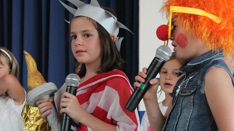 Um die verschiedenen Arten von Tagen ging es beim Schüler-Musical in Röttenbach. Hier der Kolumbustag und der komische Tag.