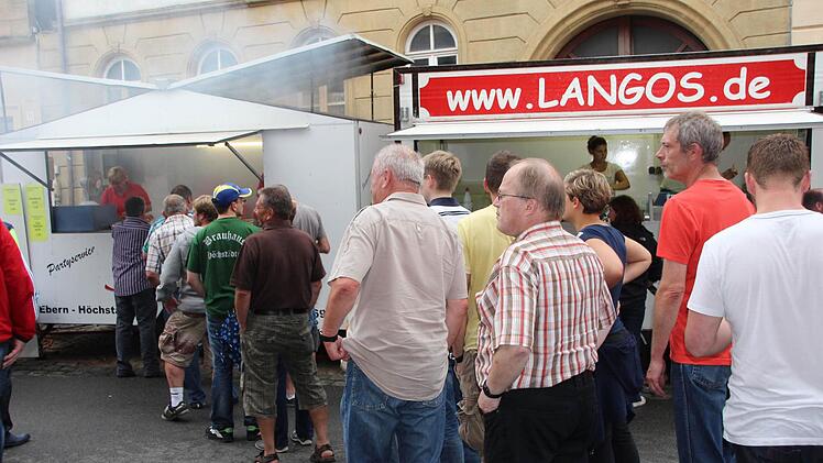 Schlangestehen für eine Bratwurst. Foto: Eckehard Kiesewetter