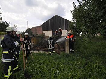 Die Oberreichenbacher Feuerwehrleute hatten den Schwelbrand schnell unter Kontrolle. Fotos: Roland Meister