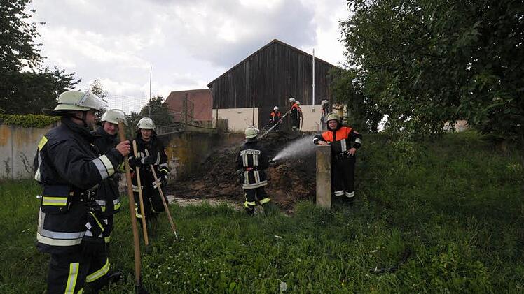Die Oberreichenbacher Feuerwehrleute hatten den Schwelbrand schnell unter Kontrolle. Fotos: Roland Meister