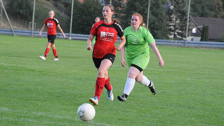 Szene aus dem Spiel der DJK Schondra (in rot) gegen die SG Schönderling/Thulba. Foto: Hopf