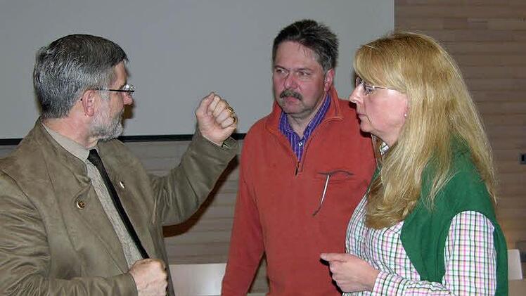 Kampfgeist signalisiert Landrat Michael Busch als Moderator den Beschwerdeführern Herbert Schamberger und Daniela Mehringer