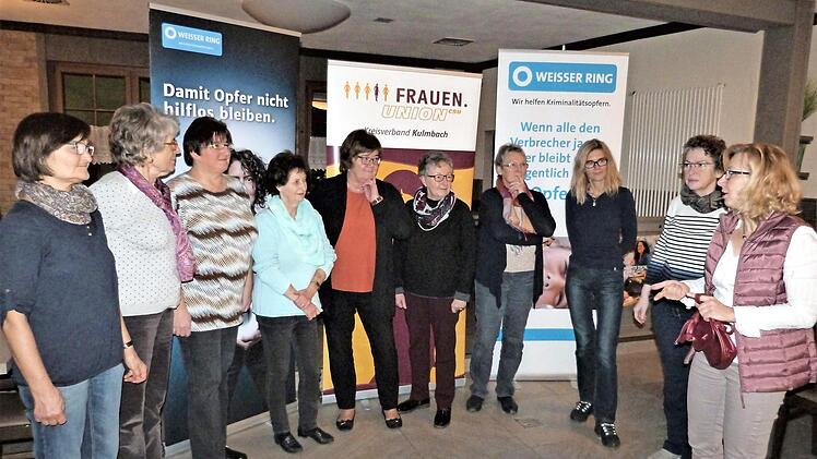 Doris Klingseisen (r.) und Friederike Recktenwald (2. v. r.) informierten bei der Frauen-Union über Selbstverteidigung. Foto: Werner Reißaus