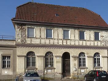 Nicht nur wegen des Gebäudes, wo sich früher die Eilgutabfertigung befand, sieht der Coburger Bahnhof sanierungsbedürftig aus. Foto: Jochen Berger