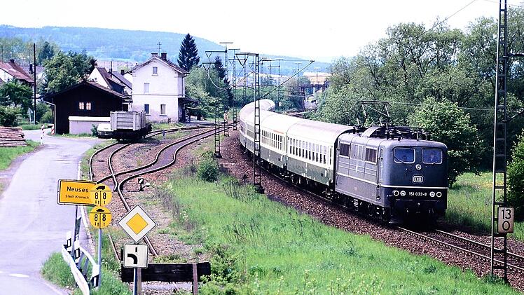 Ein Bild aus den 1980ern:  Ein Schnellzug fährt durch  Neuses auf  dem Weg nach Leipzig. Links sind die Verladegleise zu sehen. Foto: Rolf Schierer