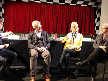 Pia Beckmann im Gespräch mit Michael Heinrich (rechts) und Bernhard Loges.   Christian Limpert (links) moderierte.Carolin Herrmann
