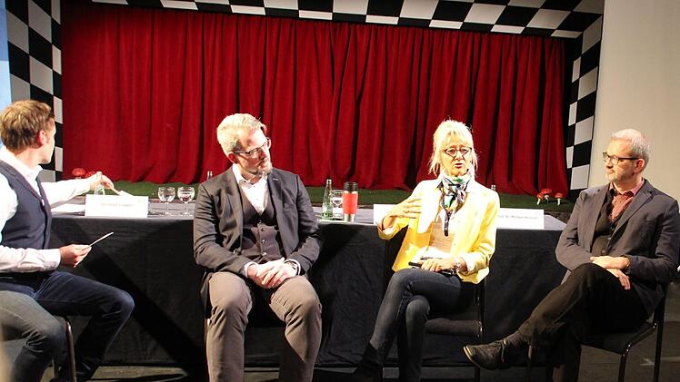 Pia Beckmann im Gespräch mit Michael Heinrich (rechts) und Bernhard Loges.   Christian Limpert (links) moderierte.Carolin Herrmann