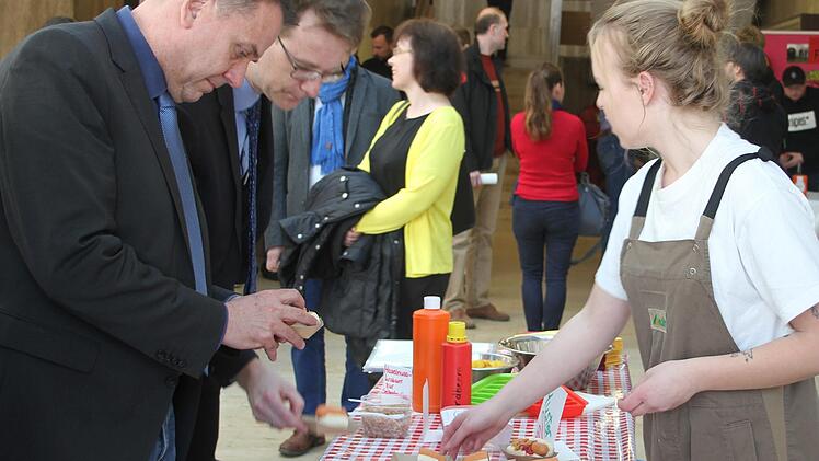 Schulleiter Alexander Battistella und Achim Geyer vom Landratsamt  probierten die s&uuml;&szlig;en Hot Dogs und waren begeistert.  Foto: Sonny Adam