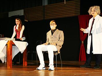 Mortimer wurde von Priscilla an einen Stuhl gefesselt und geknebelt. Dr. Einstein hatte ihn gewarnt. Foto: Doris Weidner
