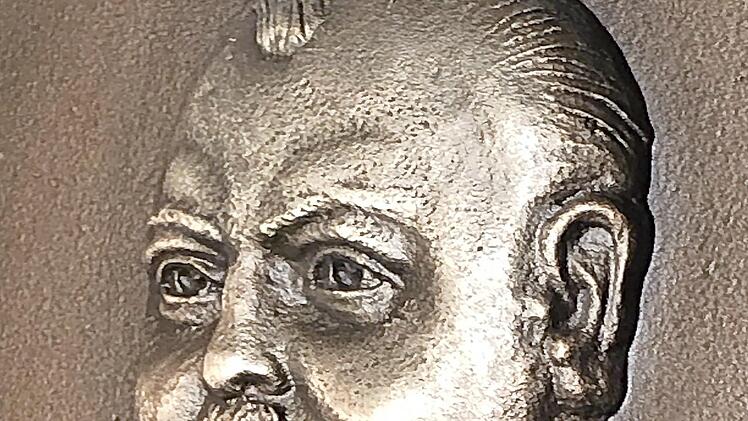 Relief von August Bonne&szlig;. Am kommenden Donnerstag wird eine Gedenktafel auf der Plasssenburg eingeweiht.