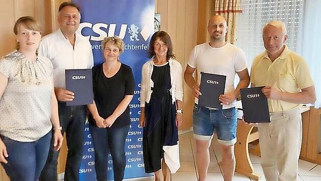 Die geehrten Mitglieder (von links): Vorsitzende Katrin Wei&szlig;mann, Manfred Hofmann (15 Jahre), Stadtr&auml;tin Carmen Bl&uuml;chel-Spindler, B&uuml;rgermeisterin Christine Frie&szlig;, Sebastian Hofmann (15 Jahre) und Rudi Steuer (45 Jahre)