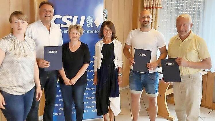 Die geehrten Mitglieder (von links): Vorsitzende Katrin Weißmann, Manfred Hofmann (15 Jahre), Stadträtin Carmen Blüchel-Spindler, Bürgermeisterin Christine Frieß, Sebastian Hofmann (15 Jahre) und Rudi Steuer (45 Jahre)