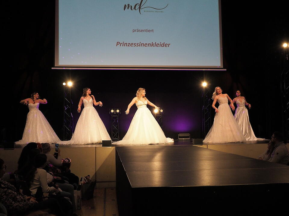 Inkl. Braut- und Festmodenschauen.