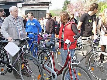 Bei der Fahrradbörse in Leuchau ist jede Menge los. "So viel Leute wie heuer waren noch nie da", findet Organisator Roland Gräf. Foto: Sonja Adam