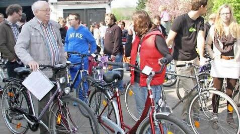 Bei der Fahrradbörse in Leuchau ist jede Menge los. "So viel Leute wie heuer waren noch nie da", findet Organisator Roland Gräf. Foto: Sonja Adam