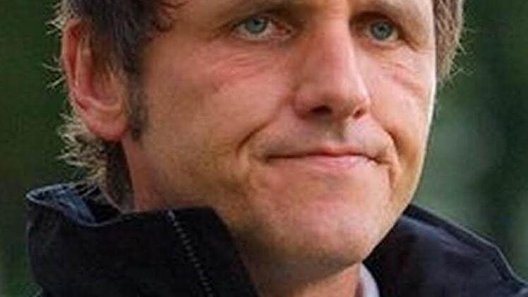 Michael Hutzler, Trainer der SpVgg Jahn Forchheim (Bayernliga): Ich tippe nicht, bekomme aber mit, wenn darüber geredet wird. Mir ist wichtig, dass meine Spieler nicht auf unsere Partien wetten, es ist ein ungeschriebenes Gesetz innerhalb des Teams. Ich vertraue auf die Ehrlichkeit und die Integrität. Aber: Welche andere Wahl hätten wir denn? Es geht nur über Vertrauen. Mir ist in der Vergangenheit niemand aufgefallen, der als Außenstehender Einfluss hätte nehmen wollen. In Forchheim fällt es...