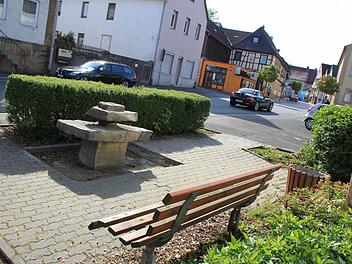 In diesem Bereich der Bahnhofstraße wird ein kleiner Platz entstehen, der auch die Ufer des Lauterbaches mit einbezieht. Fotos: Matthias Einwag