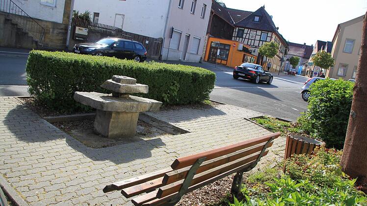 In diesem Bereich der Bahnhofstraße wird ein kleiner Platz entstehen, der auch die Ufer des Lauterbaches mit einbezieht. Fotos: Matthias Einwag