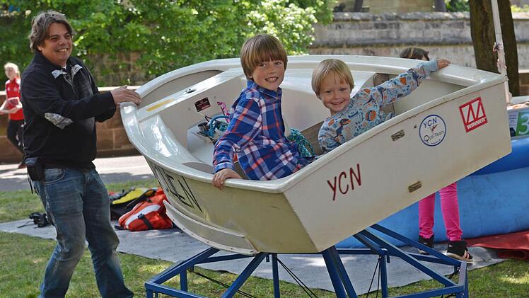 Günther Schlegel bringt das Boot von Bruno und Karl in Bewegung.