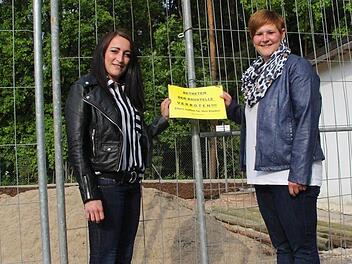 Nina Forkel (links) und Patricia Pluta hatten die Idee, den alten Spielplatz zu verschönern.  Foto: Ulrike Nauer