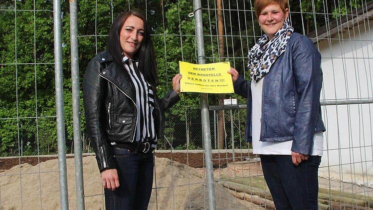 Nina Forkel (links) und Patricia Pluta hatten die Idee, den alten Spielplatz zu verschönern.  Foto: Ulrike Nauer