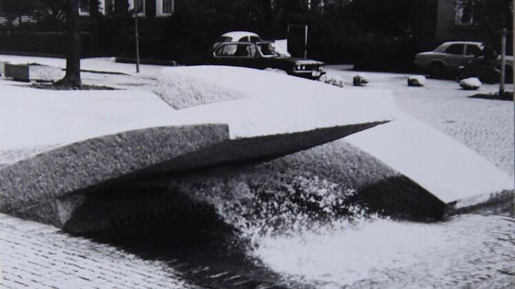 1980 wurde diese Brunnenplastik auf dem Bahnhofsvorplatz aufgestellt.Foto: Archiv