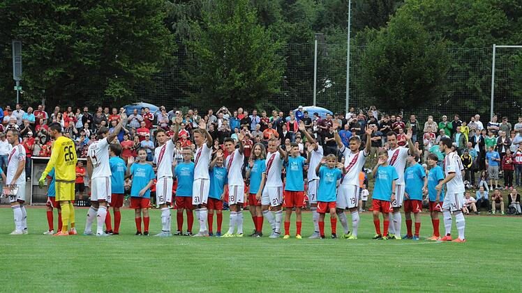Impressionen vom Spiel des 1. FC Nürnberg (weiße Trikots) gegen die Würzburger Kickers (2:2). Foto: Hopf