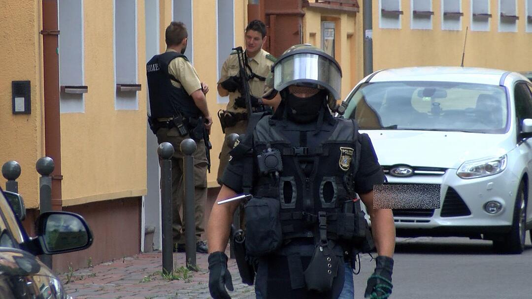 SEK Einsatz - Mann droht mit angeblicher Waffe