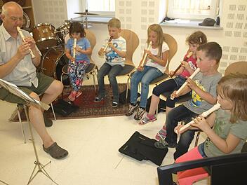 Musiklehrer Wolfgang Düringer übt bei der musikalischen Früherziehung erste Melodien auf der Flöte mit von links Carolin, Fabian, Lilly, Amelie, Lukas und Luisa. Foto: Stefan Geiger