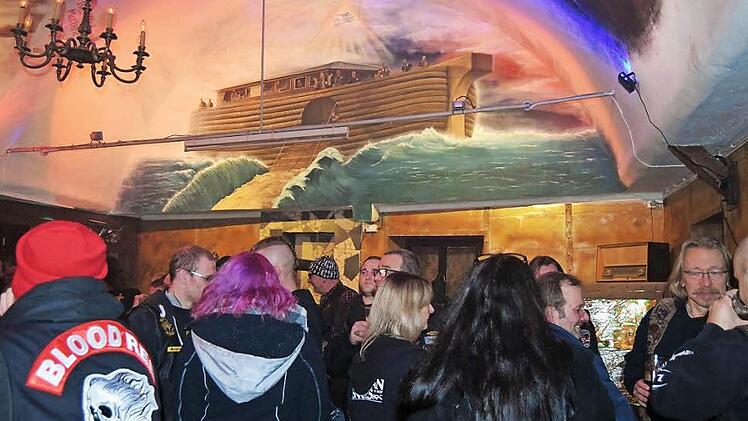 Im Saal der ehemaligen Gastwirtschaft "Zur Buche" ist nun ein großes Bild der Arche Noah zu sehen. Fotos: Andreas Welz