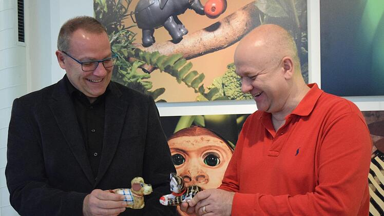 Es ist schon einige Zeit her, dass Kinder mit dem Blechspielzeug gespielt haben - Museumsleiter Carsten Ritzau und Sebastian Köpcke haben dennoch ihren Spaß mit den Tieren aus Blech.Daniela Pondelicek